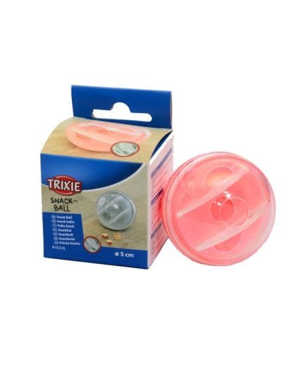 Disponible en varios colores atractivos, la "Snack Ball - 5 cm de TRIXIE" es un juguete versátil y estimulante que seguramente se convertirá en el favorito de tu gato